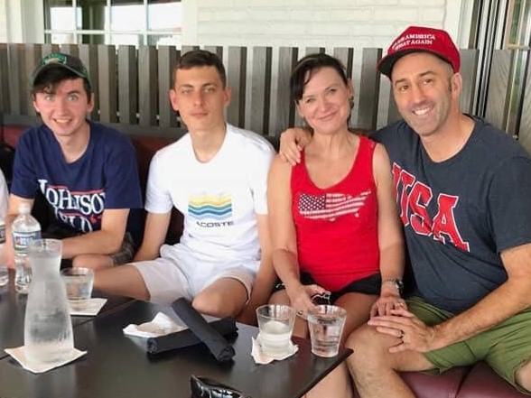Rencontre une fille avec une famille bizarre